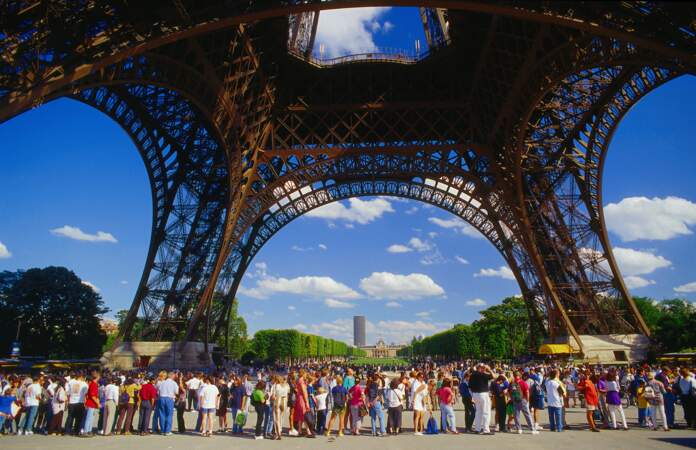 Tour Eiffel, Taj Mahal… Face aux touristes, les monuments contre attaquent  
