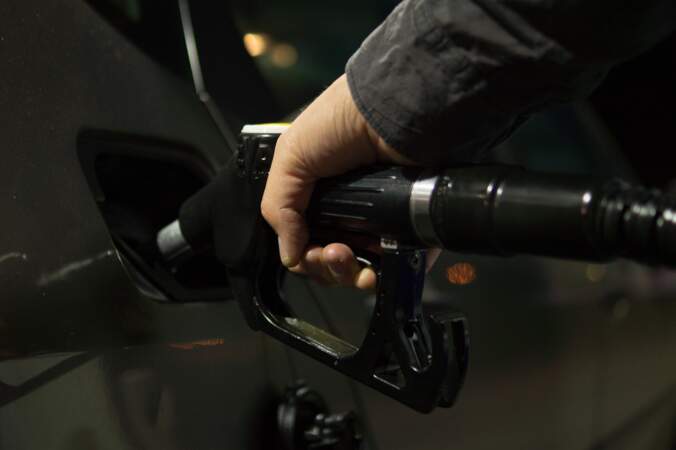Où trouver le plein d'essence le moins cher près de chez vous ? 