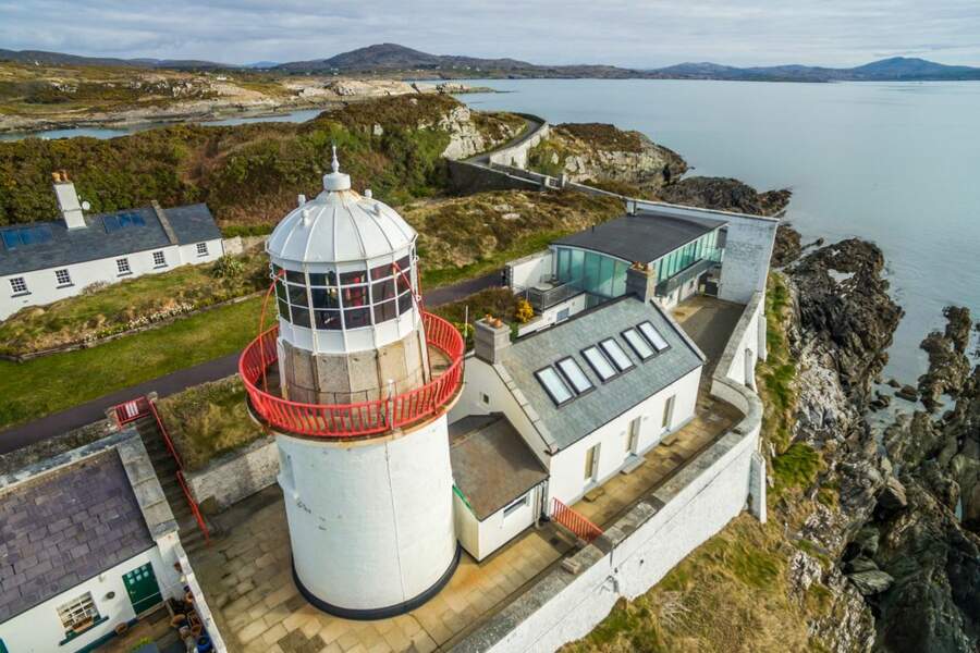 Une vue sur l'océan dans un phare en Irlande