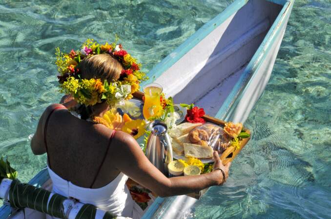 Petit déjeuner livré en pirogue - InterContinental Bora Bora Resort and Thalasso Spa, Bora Bora, Polynésie française